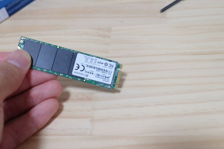 M.2 SSDの切り欠きを確認