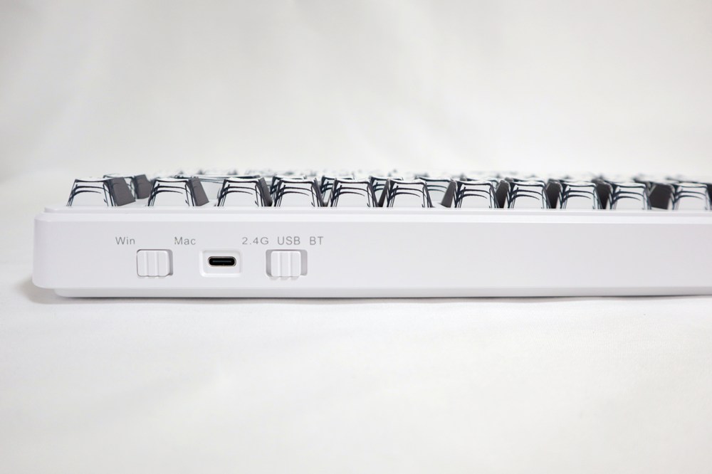 キーボード上面に2.4Ghz・Bluetooth・有線接続の切り替えスイッチ