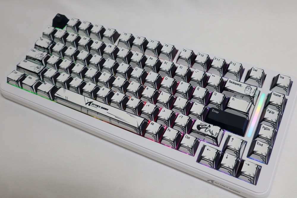 ライティングは、Enterキーの右側のラインとキーキャップ下が光ります。