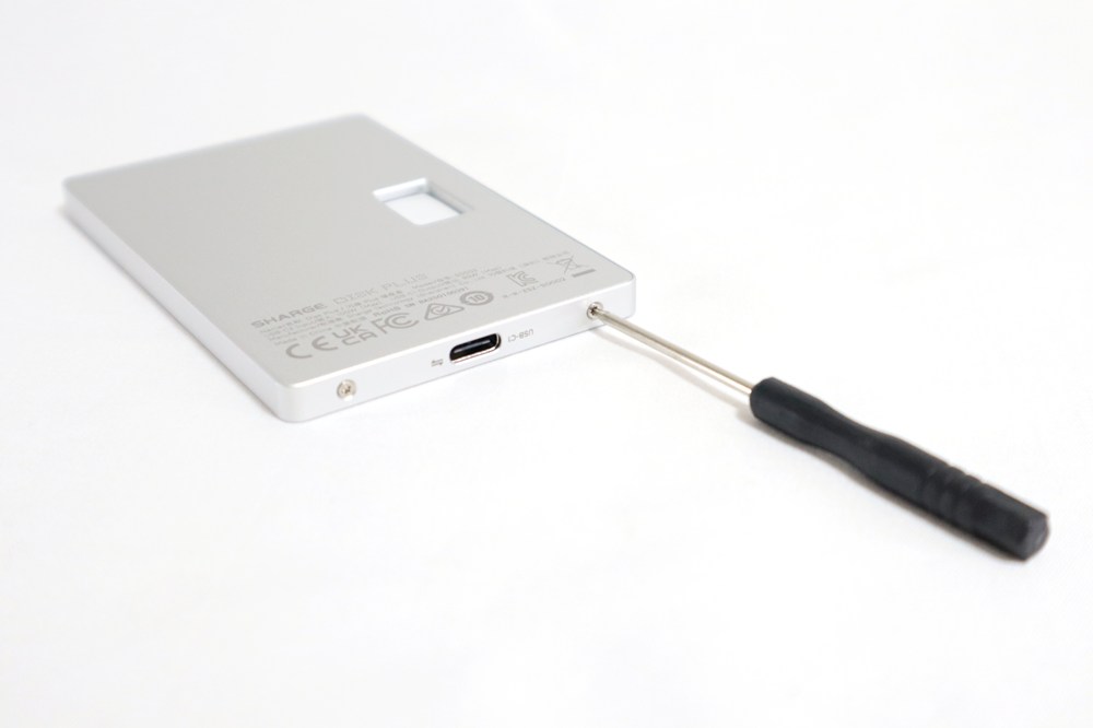 SHARGE Disk Plus SSDエンクロージャーのカバーを外します。