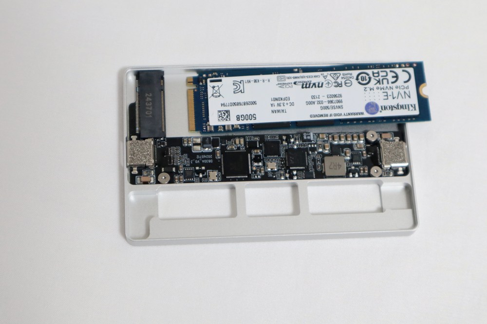 斜めに差し込んでから水平に倒します。