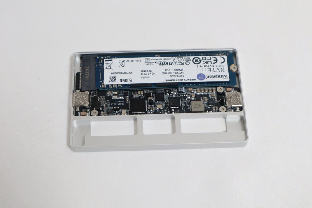 付属の固定ピン/ネジで基板側の穴にしっかり固定します