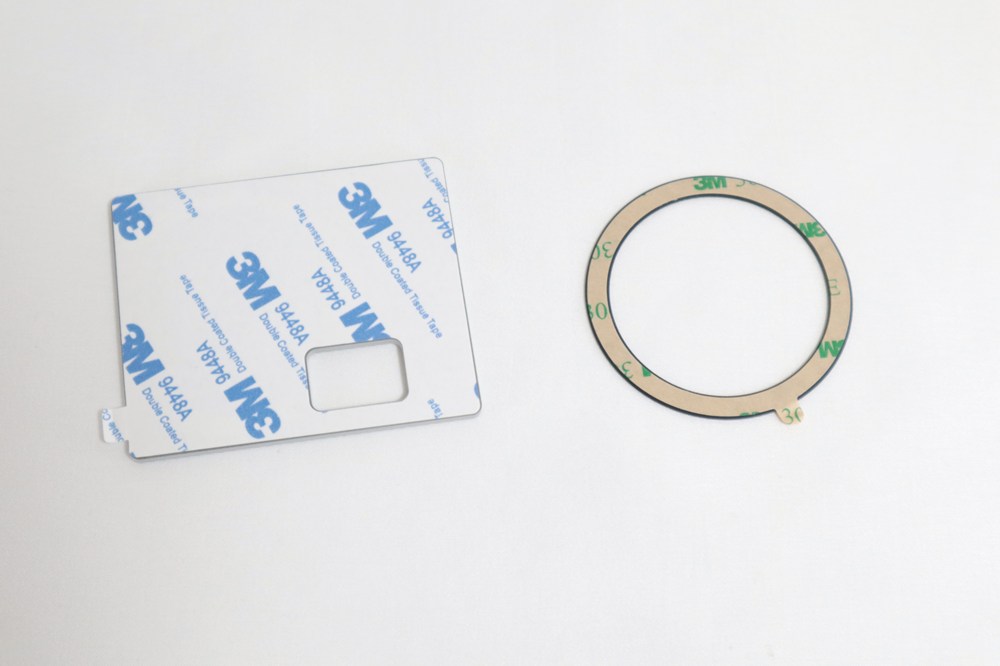 裏面のシールを外して貼る