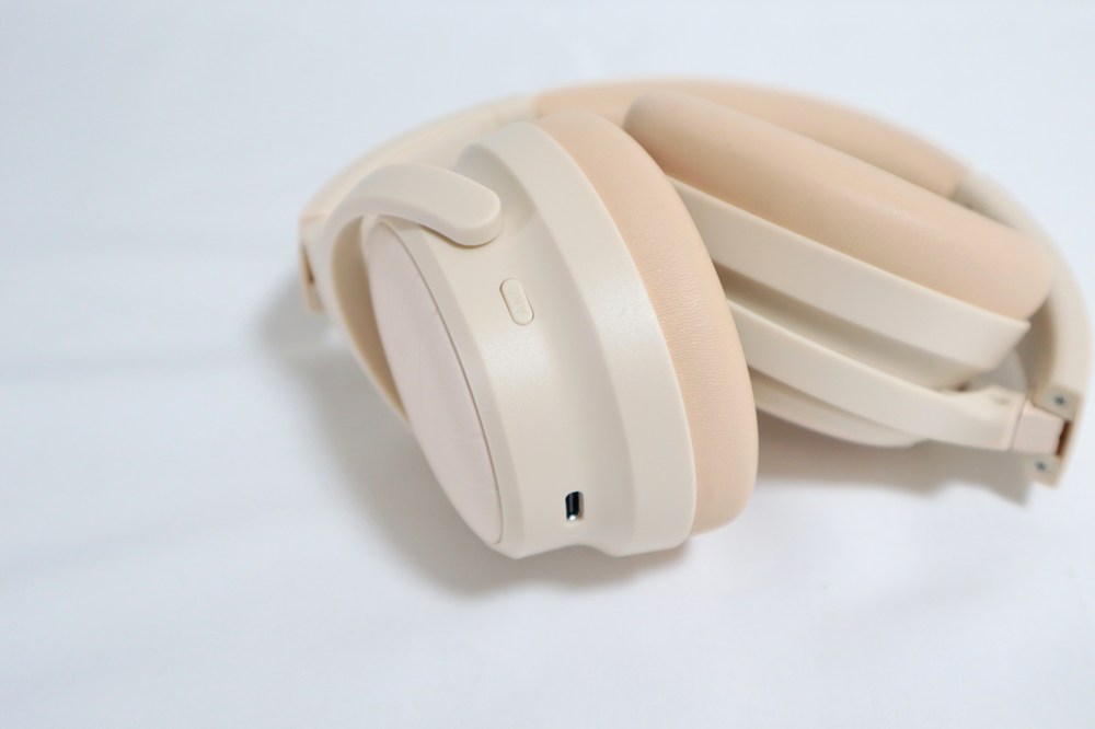 左側にはANCボタン