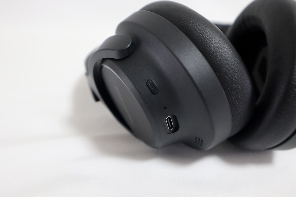 USB type C の充電挿し込み口、ANCボタン