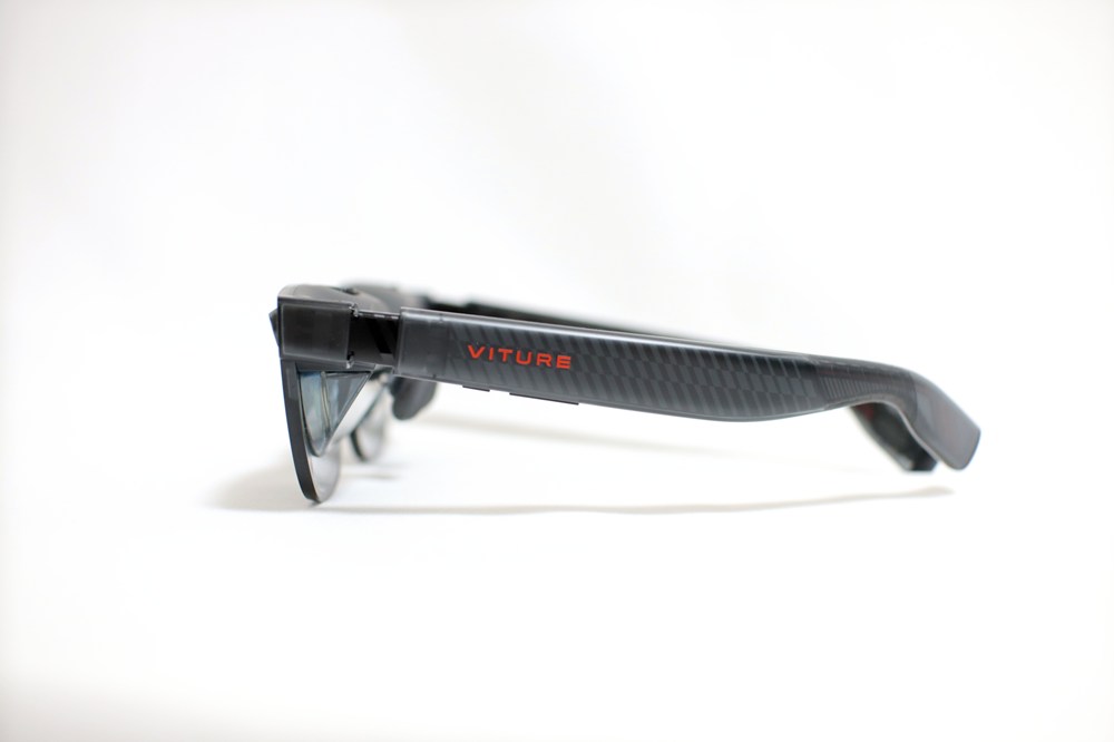 近未来感はありつつも、極端にゴツすぎる見た目ではありません。